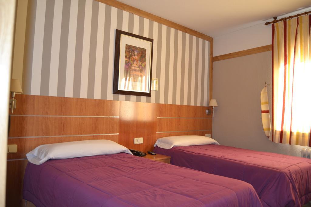 Hostal Don Juan I Alcalá de Henares Exterior foto